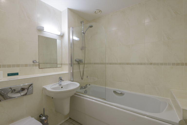 Bathroom, Waves Apartments, Cornwall