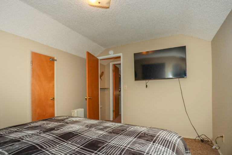Bedroom 2, Maple Hill Lodge 2 Bedroom Home by RedAwning, San Bernardino