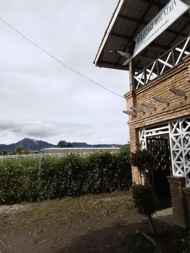 Exterior & Views 24
