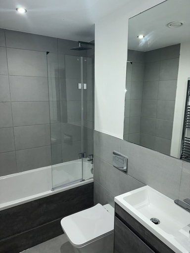Bathroom, Immaculate 2-bed Apartment in Birmingham, Birmingham