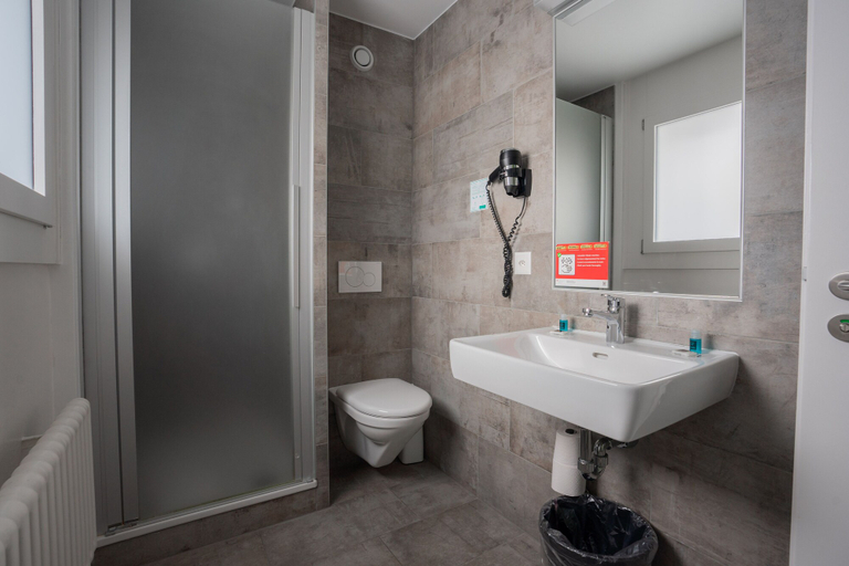 Bathroom 4, Nyon Hostel, Nyon