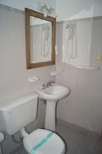 Bathroom 3, La Posada de los Robles, San Antonio