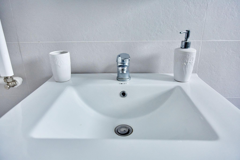 Bathroom 3, Studio Rif, Navodari