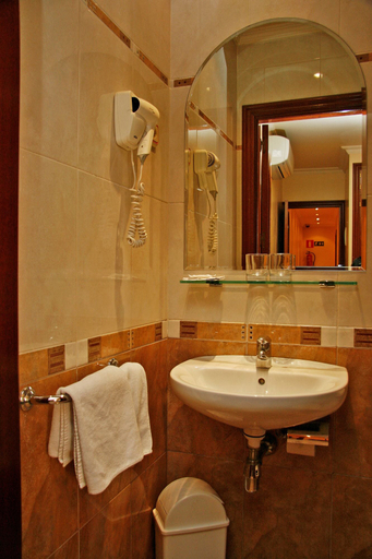 Bathroom 5, Hostal Victoria II, Madrid
