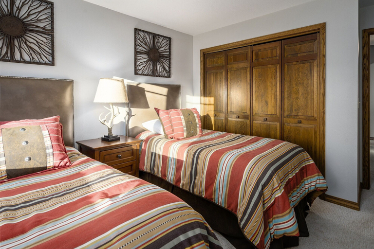 Room 2, Phoenix 108 4 Bedroom Townhouse by RedAwning, Routt