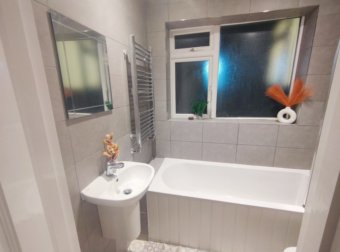 Bathroom, 2-bed Flat Near Park in Central London, London