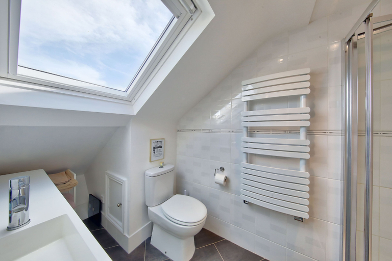 Bathroom 3, Central Wimbledon House Sleeps 8 - Secluded Garden, London