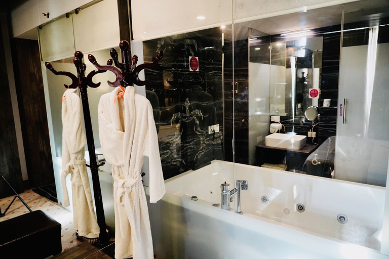 Bathroom 4, Regenta Central Hotel & Convention Nagpur, Nagpur