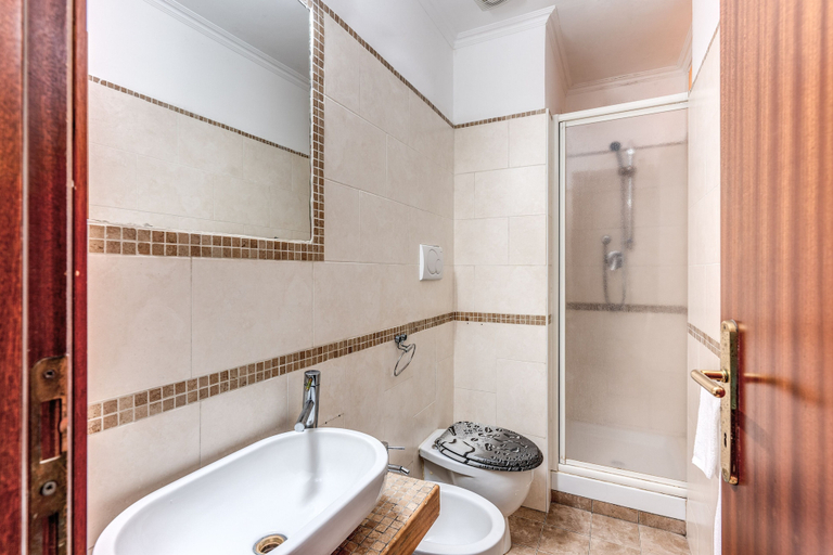 Bathroom 5, Hotel Altavilla, Rome