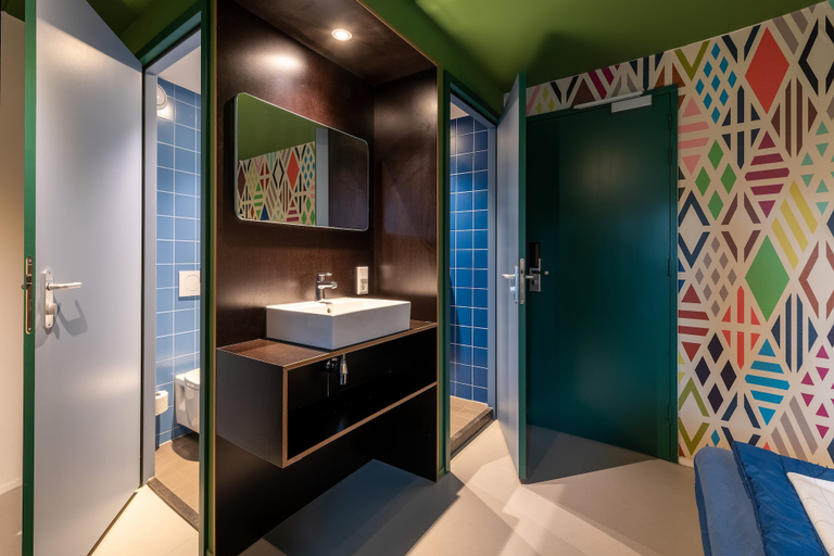 Bathroom 4, Stayokay Dordrecht - Nationaal Park De Biesbosch Hostel, Dordrecht