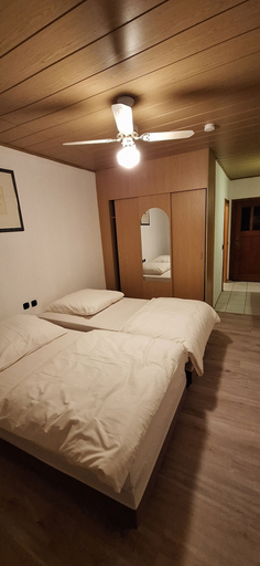 Bedroom 3, Sharmas, Ilm-Kreis