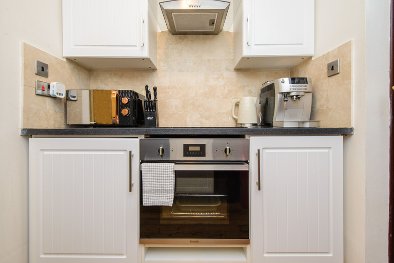 Others 5, Deluxe 2 Bed Versace Hottub Skytv, Essex