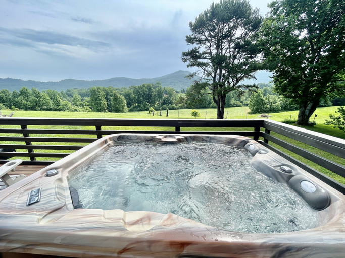 Sport & Beauty, Wearadise Mountain Views Home features Hot Tub and Fire Pit by RedAwning, Sevier