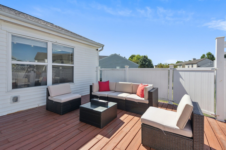 Tranquil Pet Friendly Retreat 3 Bedroom Residence by Estephanie Valdez, Fairfield