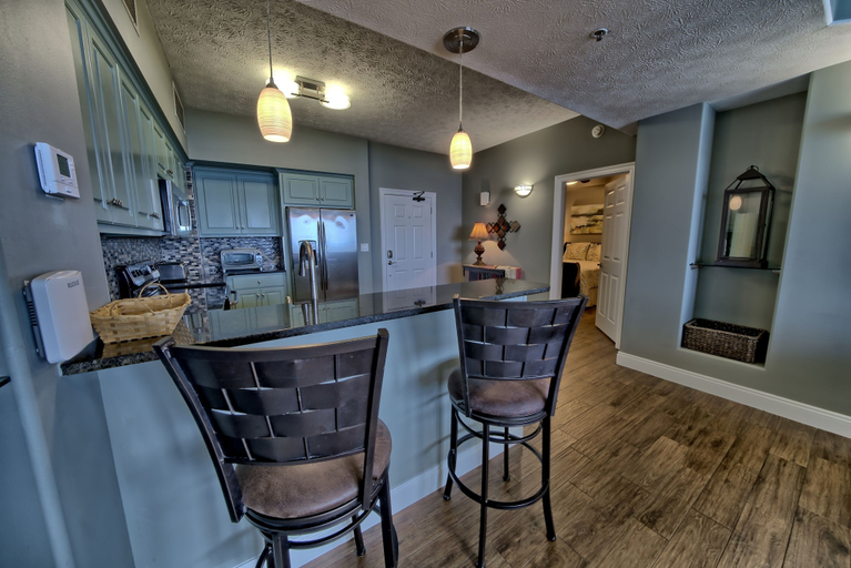 Food & Drinks, Pleasant Oceanfront Condo with Large Balcony and Beach Access - Unit 1605 by RedAwning, Bay