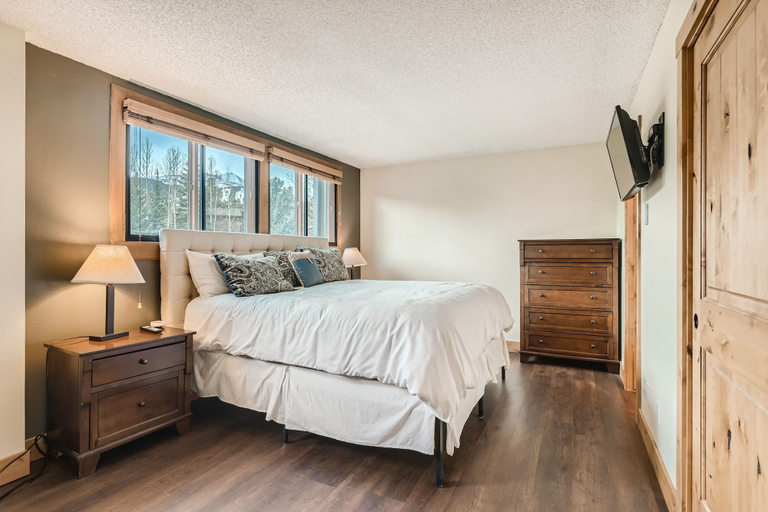 Room 4, Spacious 2-level Ski Hill 8 Condo Walk to Gondola by RedAwning, Summit