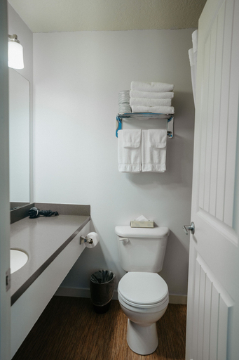 Bathroom 3, Nature's Inn Kenora, Kenora