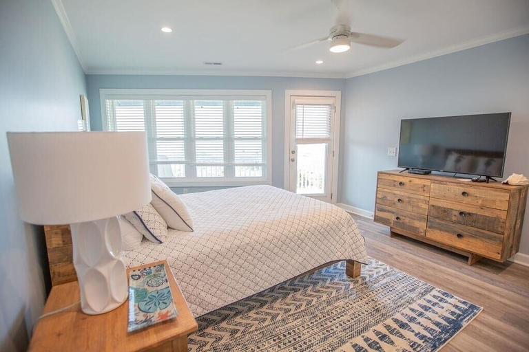 Room 5, Three Girls 5 Bedroom Home by RedAwning, Brunswick