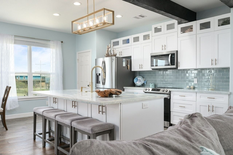 Private kitchen 2, Sunrise Paradise 3 Bedroom Home by RedAwning, Galveston