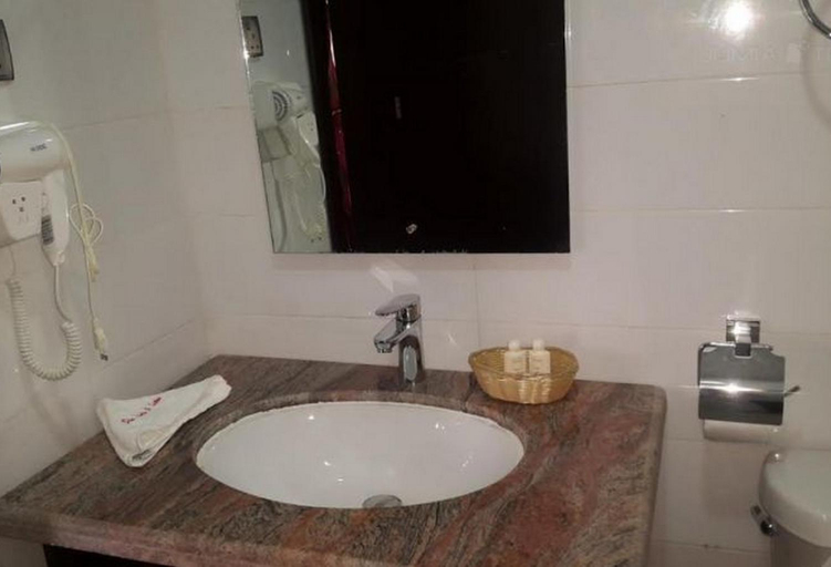 Bathroom, La Diva Hotels and Events Centre, Oshimili North