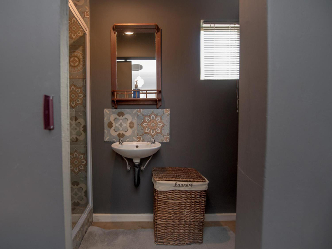 Bathroom 3, Die Moerbeiboom, Mangaung