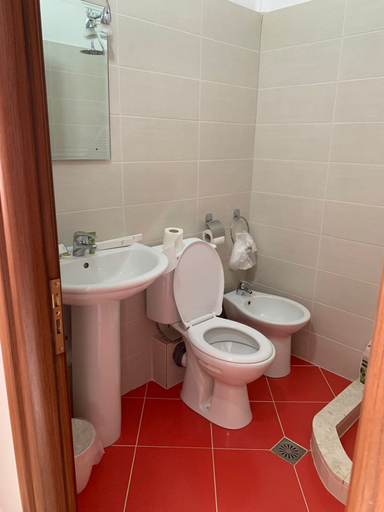 Bathroom 3, Hotel Kanione, Skraparit