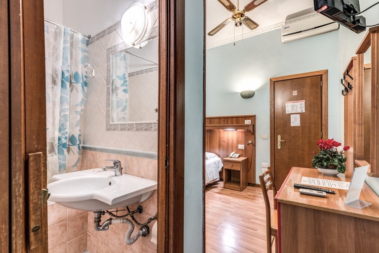 Bathroom 5, Hotel Altavilla, Rome