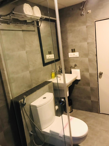 Bathroom 4, Banzai Hospitality, Nashik