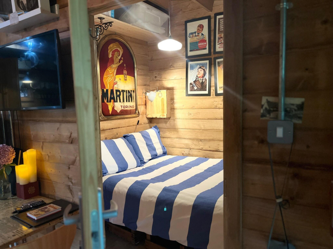 Bedroom 2, Retro Lodge nr Dartmoor With hot tub & opt Sauna, Devon