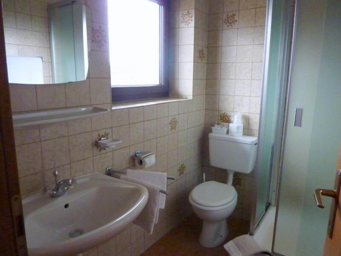 Bathroom 4, Garni Rebhof, Bolzano