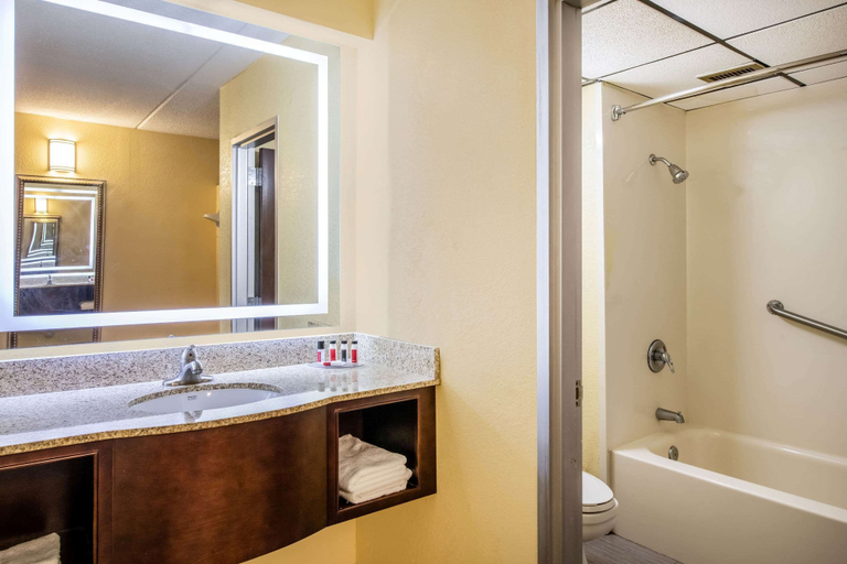 Bathroom 4, Howard Johnson by Wyndham Saugerties, Ulster