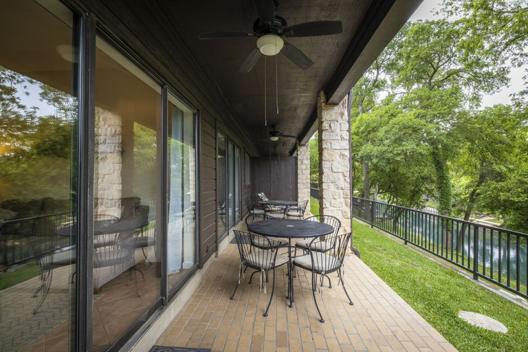 Outdoor dining 4, River Bend Cw C109 3 Bedroom Condo by RedAwning, Comal