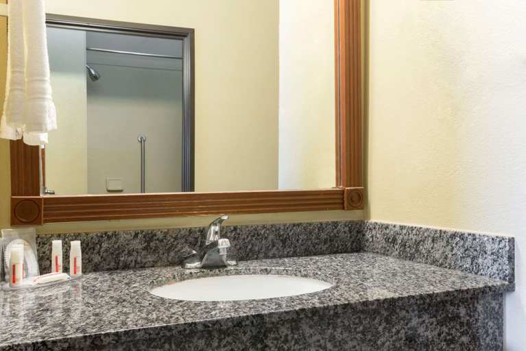 Bathroom 4, Baymont by Wyndham Perryton, Ochiltree