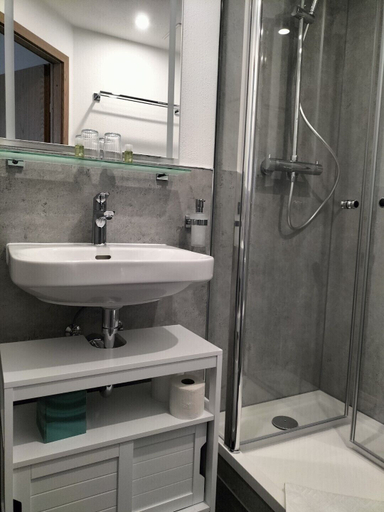 Bathroom 4, Hotel Silbertanne, Goslar
