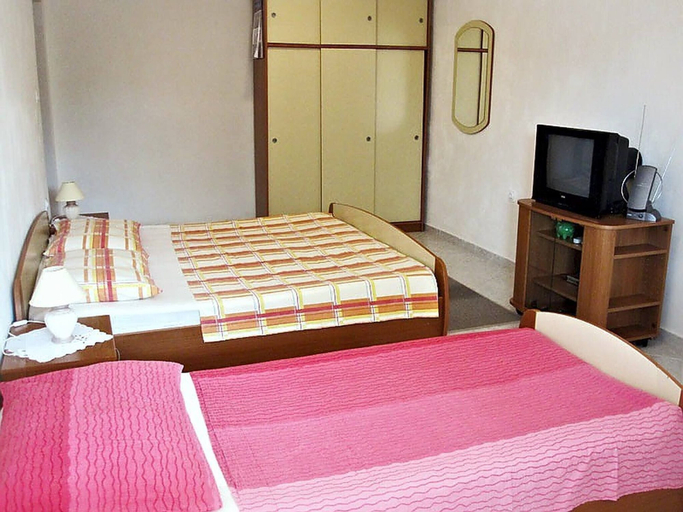 Bedroom 2, Apartment Serene Step From The Sea, Sleeps 5, Tkon