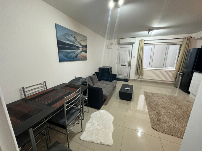 Others 5, Charming 1-bed Apartment in Chigwell, Essex