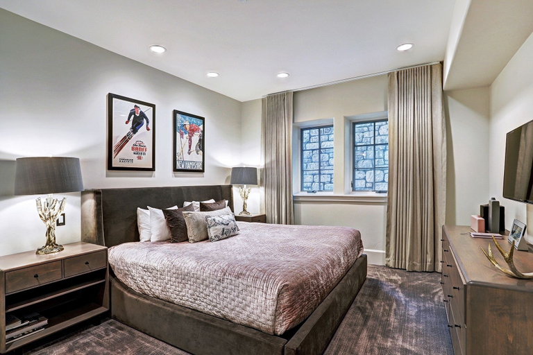 Room 4, Luxurious Chalet w/ Private Elevator by RedAwning, Eagle