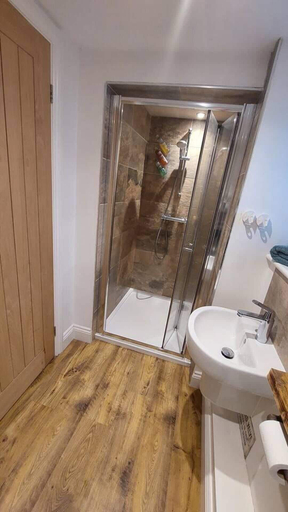 Bathroom, 1 Bed Flat - Sleeps 4 - Garden - Parking - Wifi, Cumbria