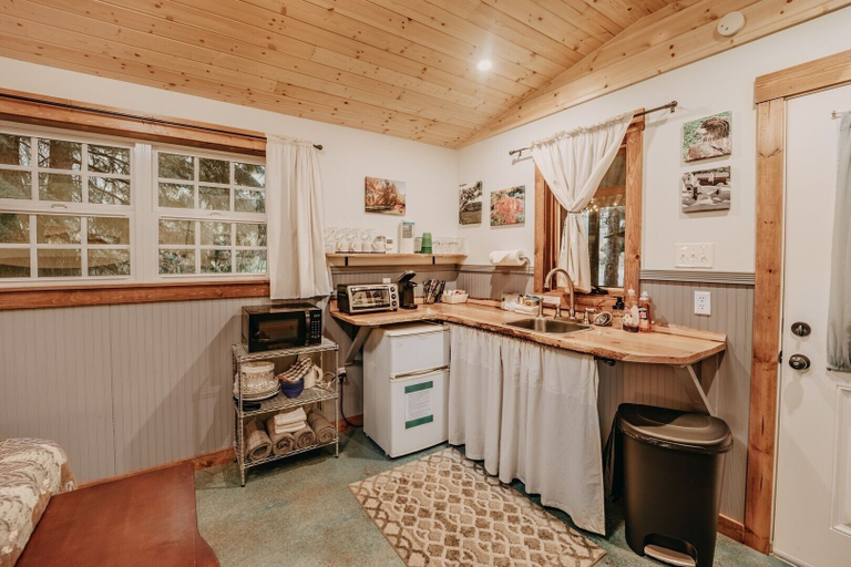 Others 4, 72mf - Rustic - Pets Ok - Sleeps 2 1 Bedroom Cabin by Redawning, Whatcom
