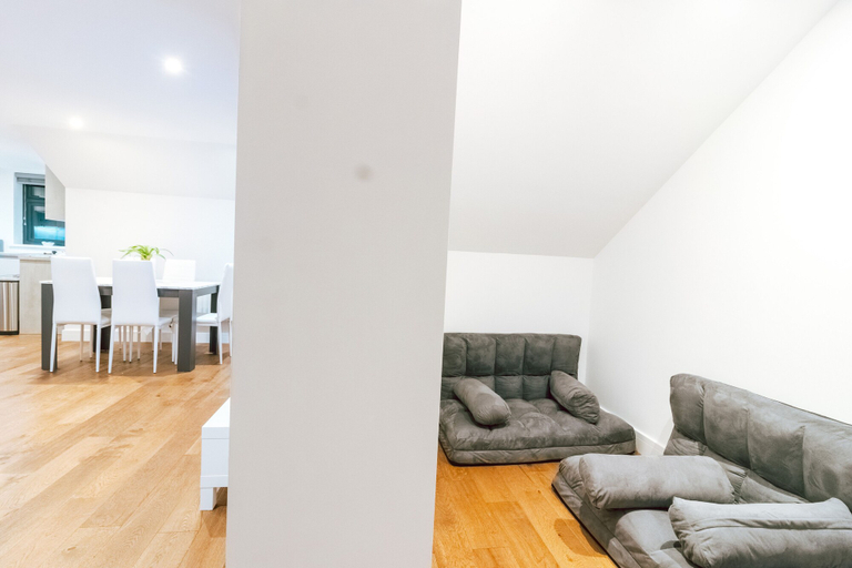 Others 5, Remarkable, Penthouse - 3-bed Apartment in Purley, London