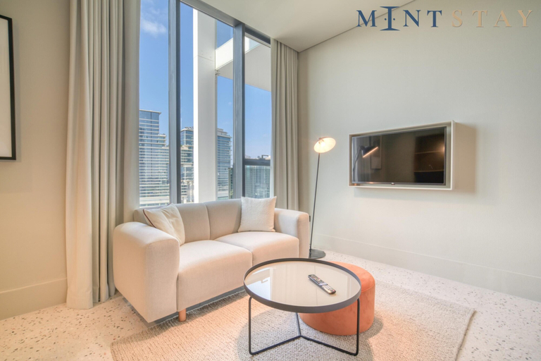 Room 5, Chic Studio w Panoramic Burj Khalifa Views, Dubai