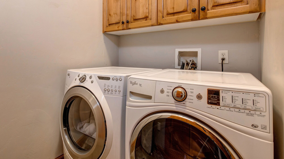 Laundry, Telemark Ski . 5 Bedrooms. Sleeps 12 Home by RedAwning, Summit