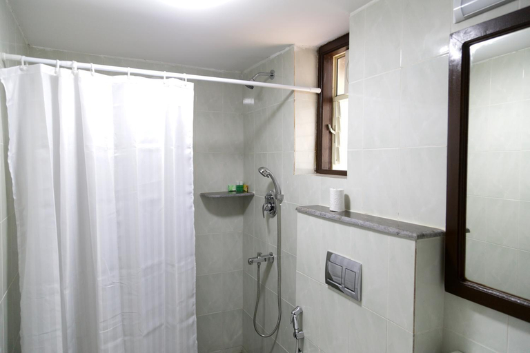 Shower 5, Hill Top Goa Lodge, North Goa