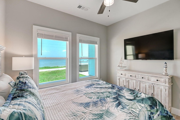 Room 3, Seven Palms 3 Bedroom Home by RedAwning, Aransas