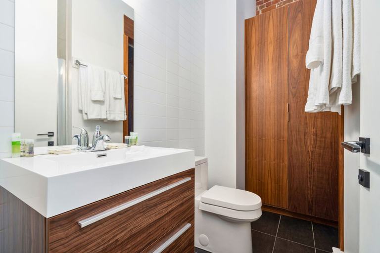 Bathroom 4, Le Merrill - Vieux Montréal, Montréal