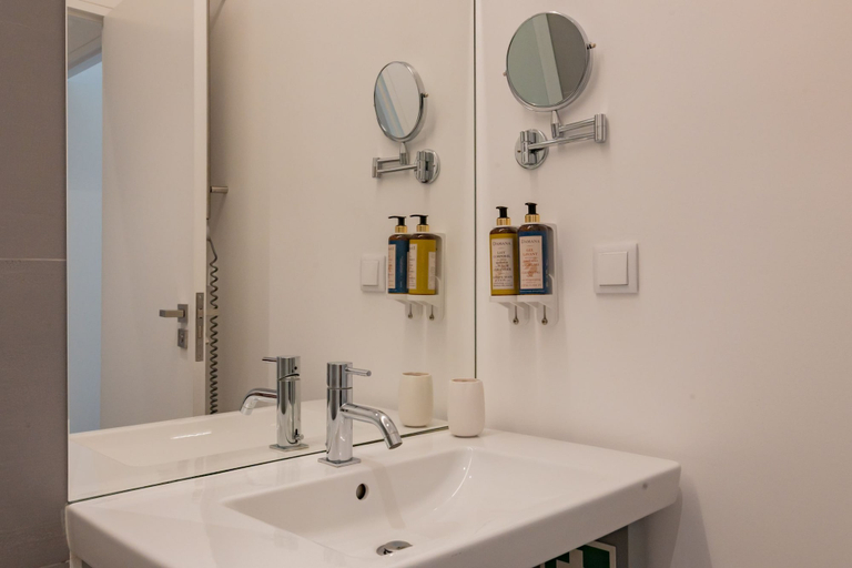 Bathroom 4, Ando Living Santa Justa 77 House, Lisbon