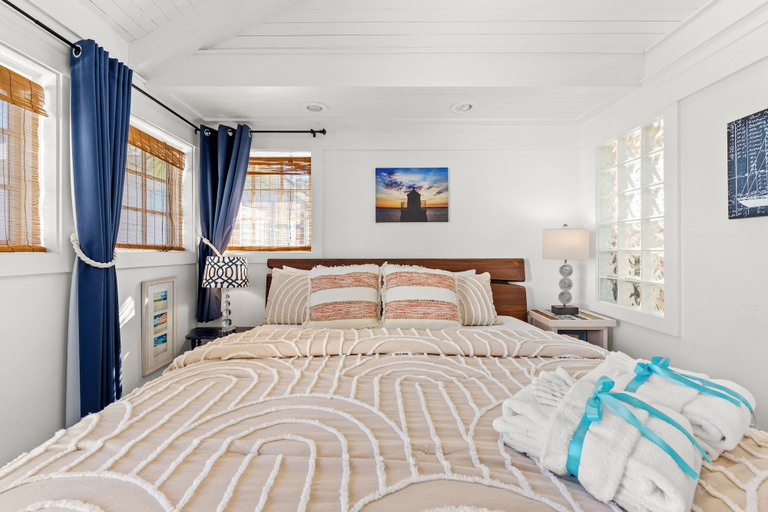 Room 5, Quaint 2br/2.5ba Cottage Nestled Between 30A & Panama City Beach! Sleeps 6!, Bay