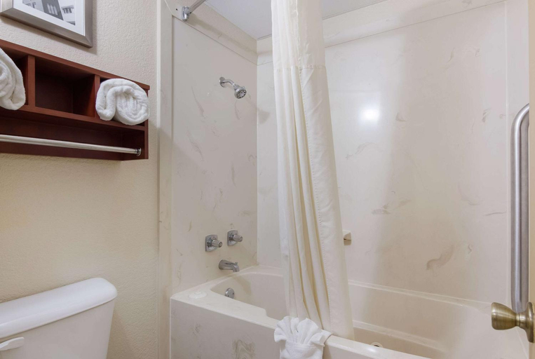 Bathroom 4, Quality Inn Magnolia, Columbia