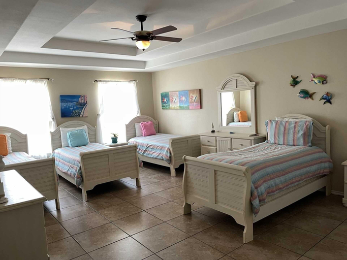 Room 5, 126 E Pike 4 Bedroom Home by RedAwning, Cameron
