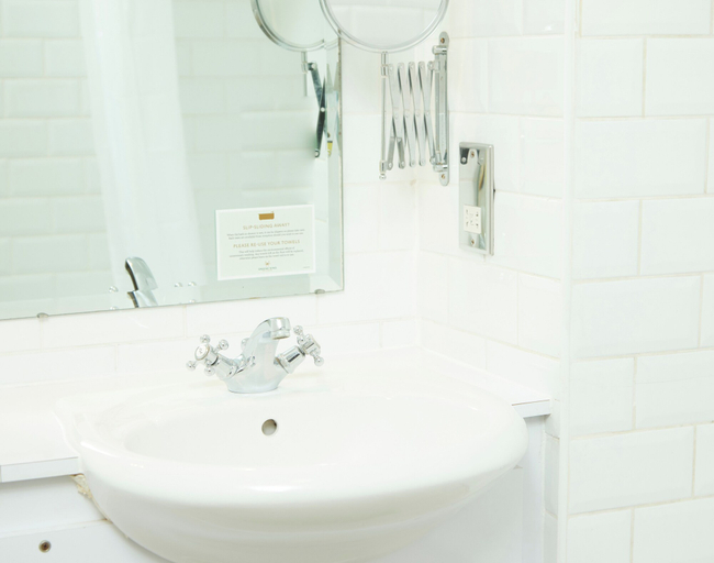 Bathroom 3, The Fieldhead Hotel by Greene King Inns, Leicestershire